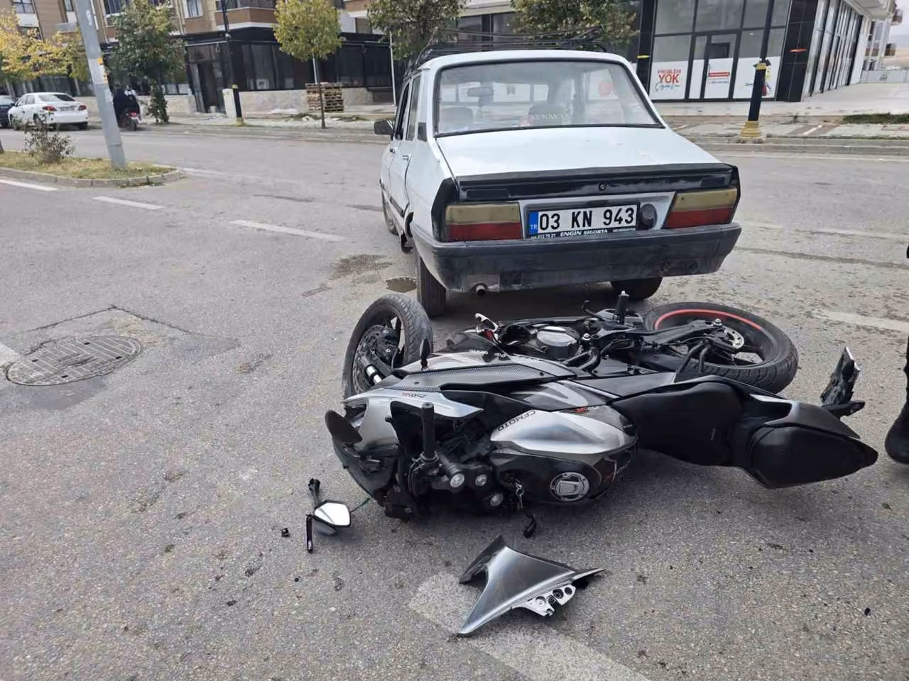 Otomobille çarpışan motosiklet sürücüsü yaralandı