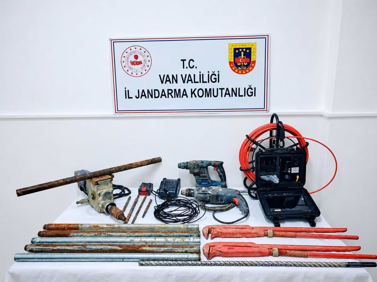 Van’da sit alanında kaçak kazı yapan 2 kişi suçüstü yakalandı