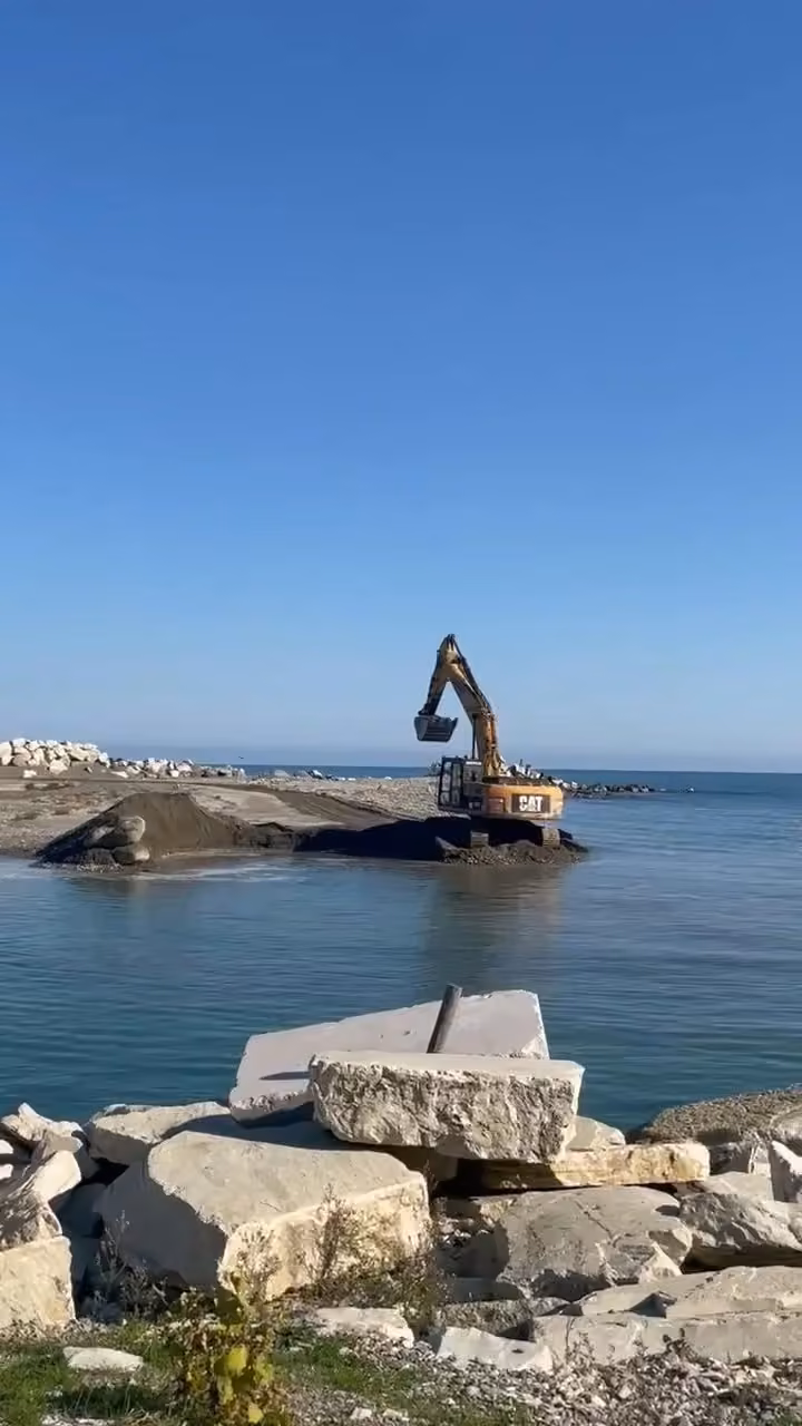 Sinop’ta zarar gören balıkçı barınağında temizlik mesaisi