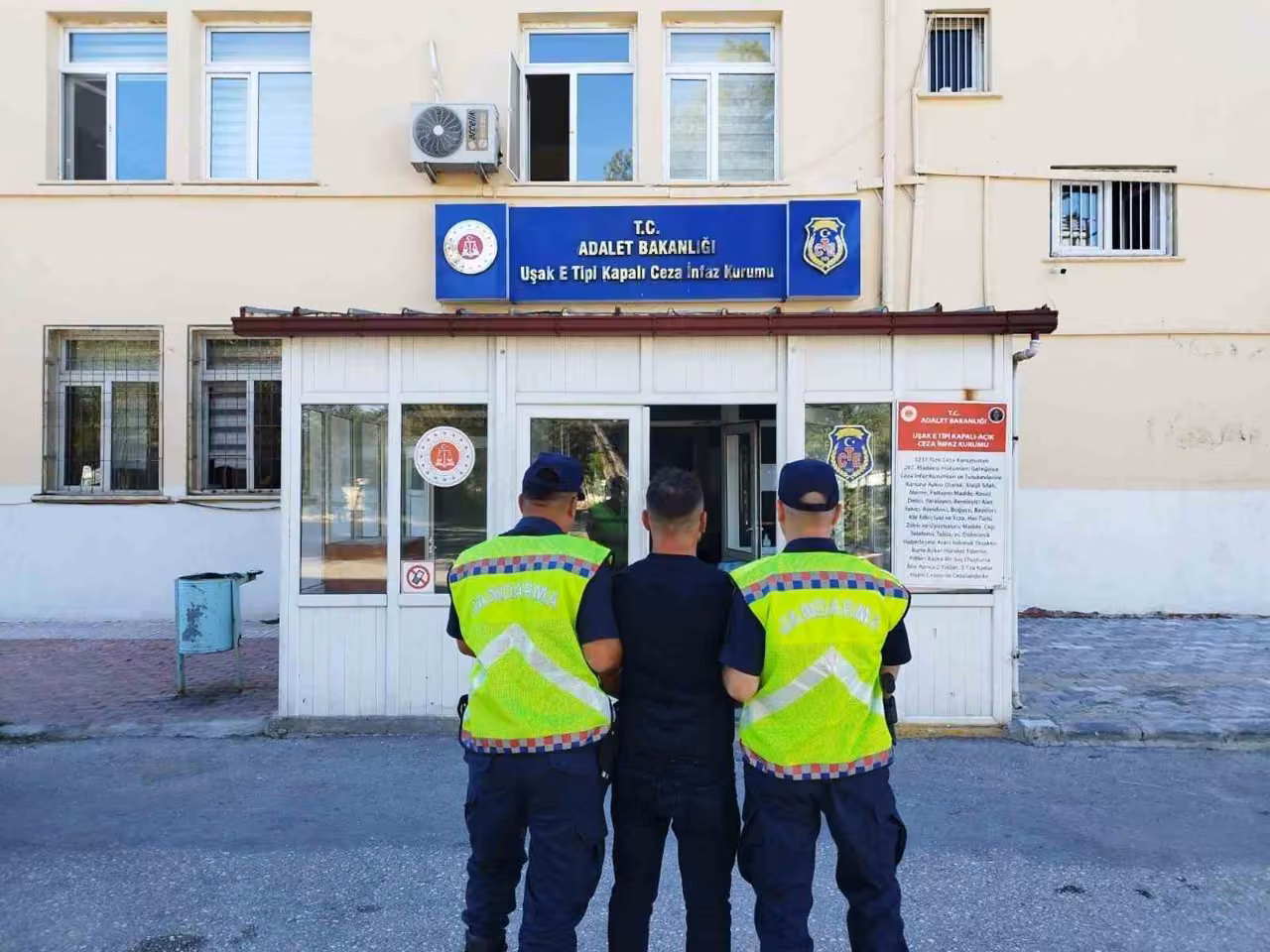Uşak’ta jandarma ekiplerince kesinleşmiş hapis cezası bulunan 25 aranan şahıs yakalandı