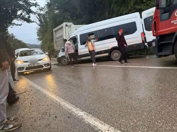 Ordu’da minibüs kamyonla çarpıştı: 1 ölü, 23 yaralı