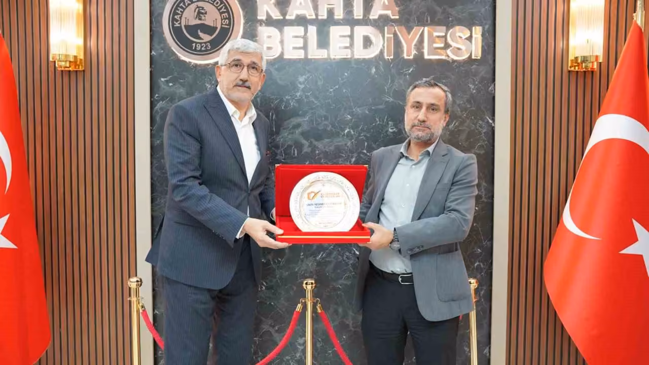 Kitap Fuarı ve Kerge Festivali için Başkan Hallaç’a plaket