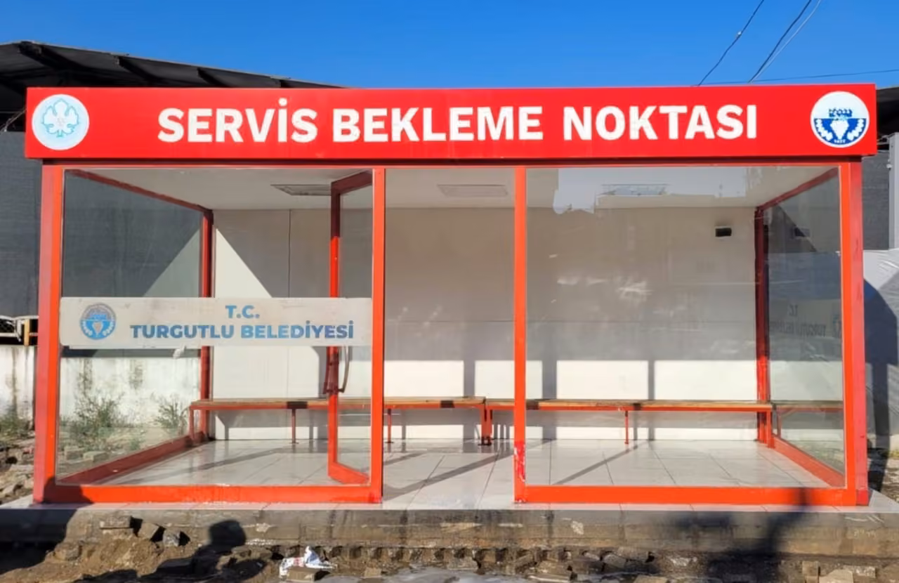 Turgutlu’daki servis durakları temizlenirken vatandaşlara da çağrıda bulunuldu