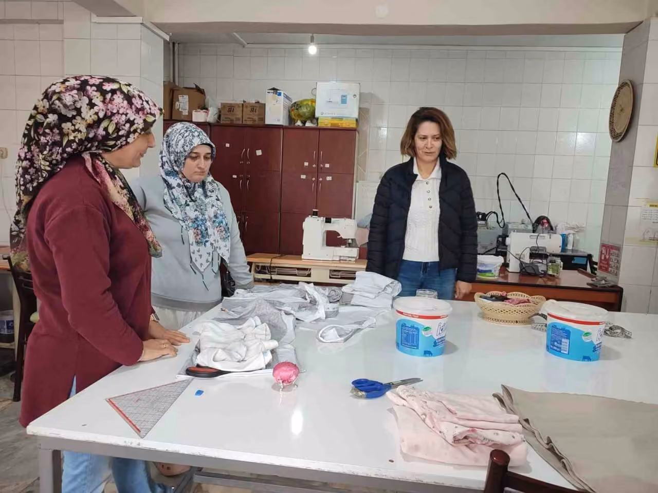 Müdür Sinan, kadın terziliği kursiyerlerinin çalışmalarını inceledi