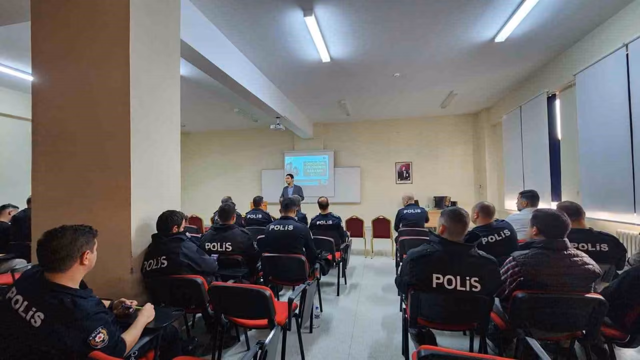 Erzincan POMEM’de polis memurlarına "Baba Okulu" semineri