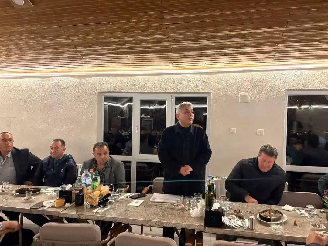 Çal Belediye Başkanı Ahmet Hakan, emekleri için muhtarlara teşekkür belgesi verdi