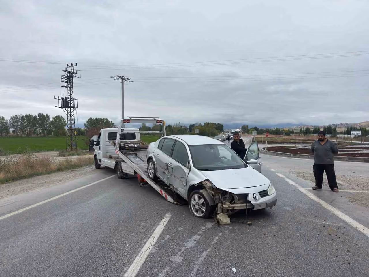 Refüje giren otomobil sürücüsü yaralandı