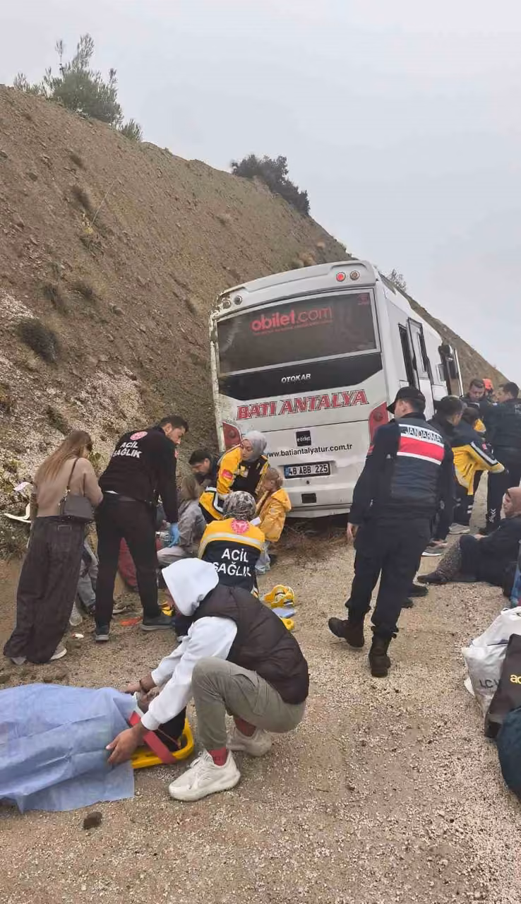 Korkuteli-Fethiye yolunda midibüs kazası: 9 yaralı