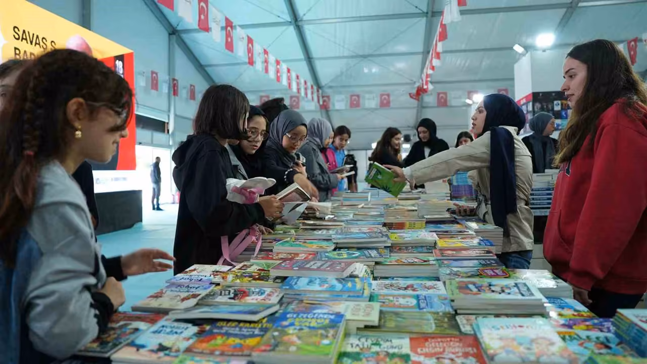Kahramanmaraş Kitap Fuarı öğrencilerle renkleniyor