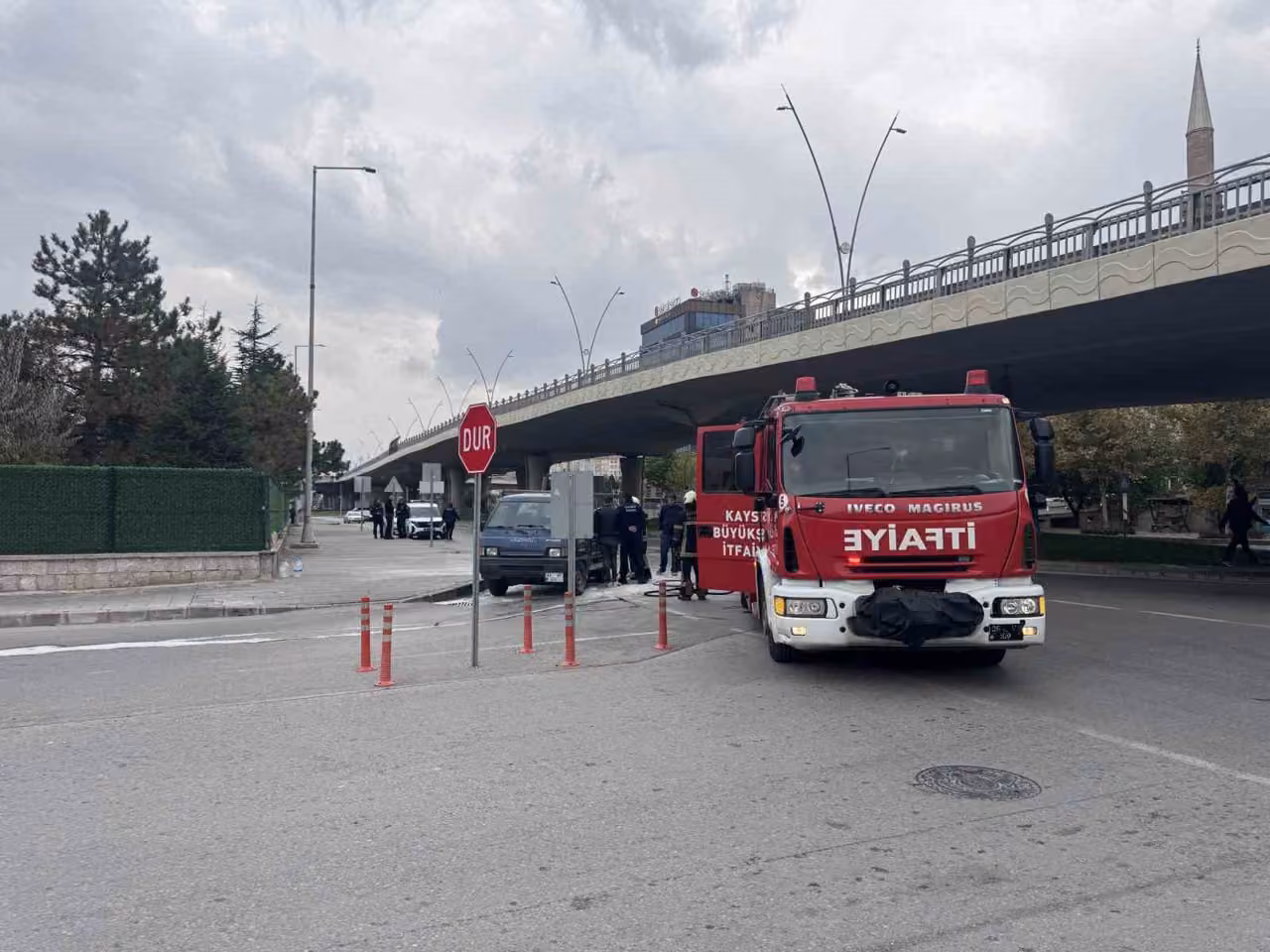 Seyir halindeki kamyonetin lastiği yandı