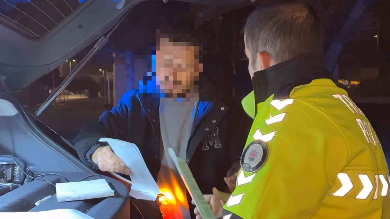 Kayseri’de kırmızı ışıkta bekleyen sürücü ve yolcu uyuyakaldı