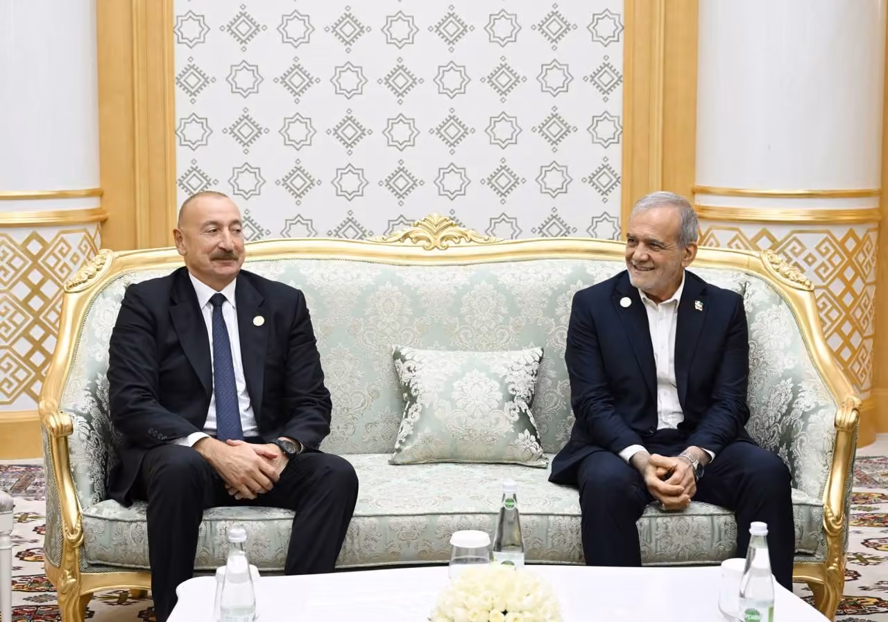 Azerbaycan Cumhurbaşkanı Aliyev, İran Cumhurbaşkanı Pezeşkiyan’la bir araya geldi