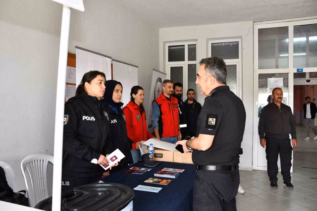 Kars Emniyet Müdürü Tombul, üniversiteli gençlerle bir araya geldi
