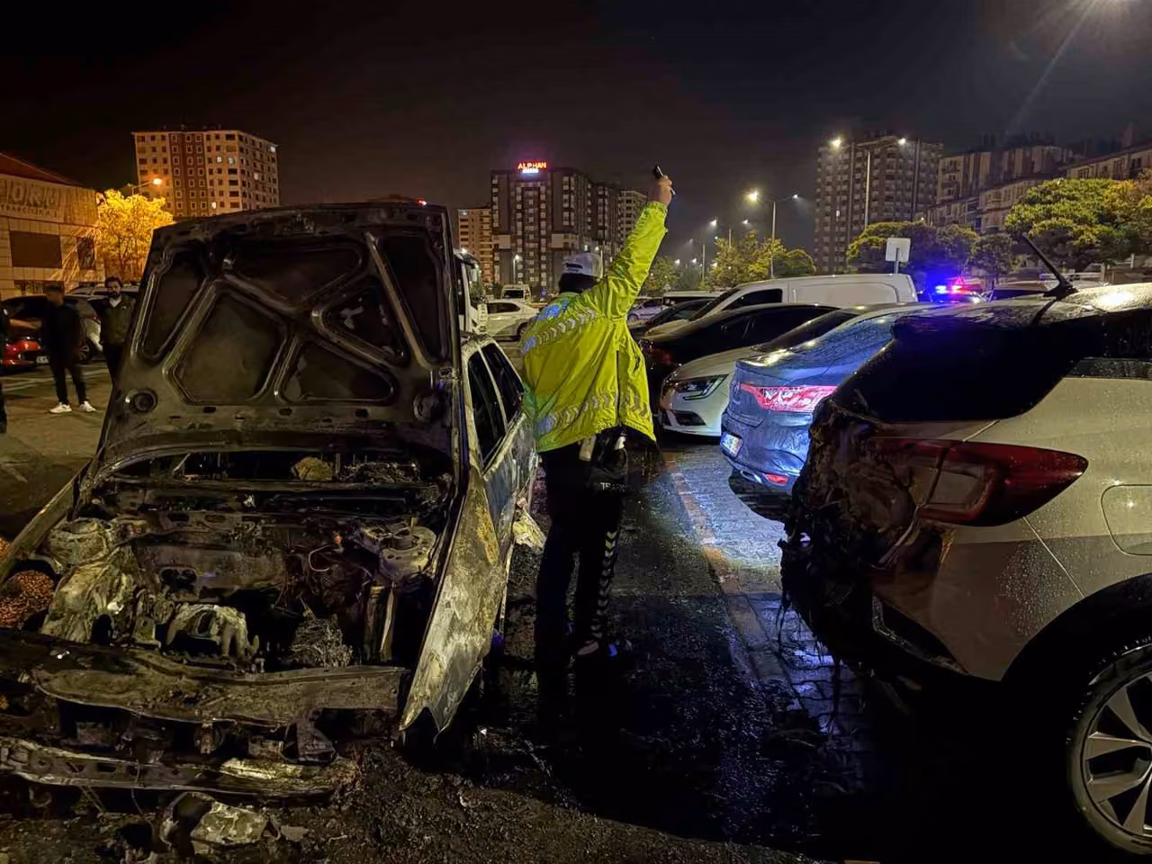 Kayseri’de kaza yapan otomobil alev aldı, park halindeki 3 araç zarar gördü: 1 yaralı