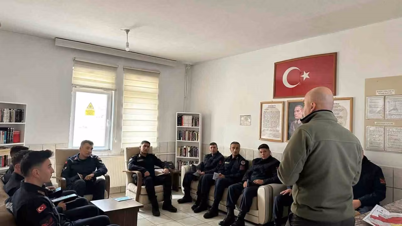 Demirözü’nde jandarma personeline kaçak avcılıkla mücadele eğitimi verildi