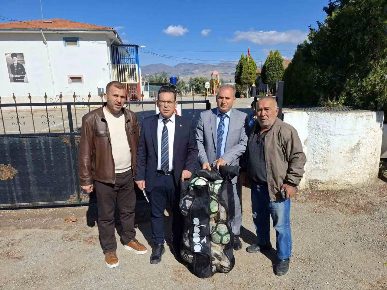 Sarıgöl’de okula spor malzemesi desteği