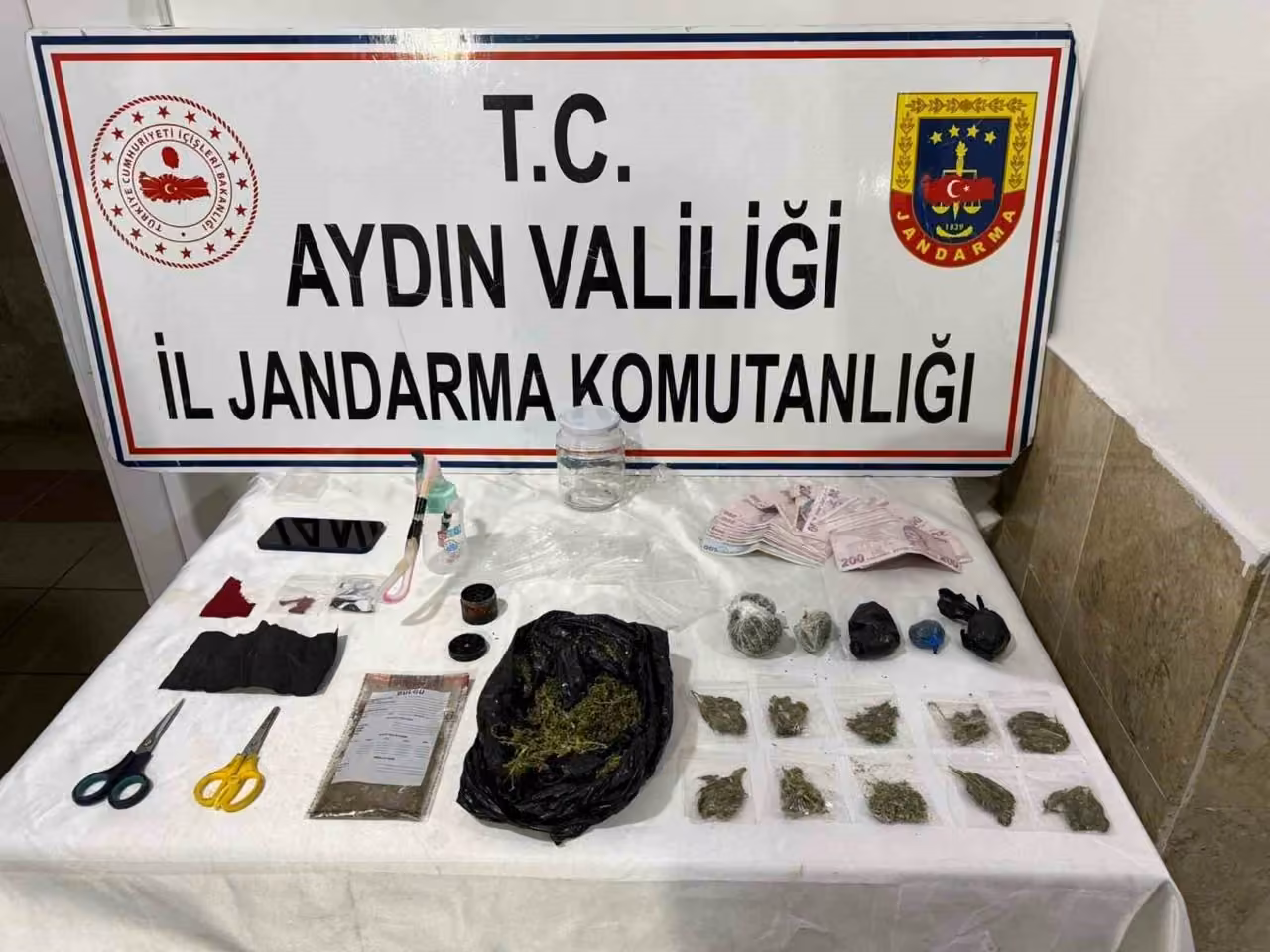 Nazilli’deki ev aramasında uyuşturucu deposu ortaya çıktı