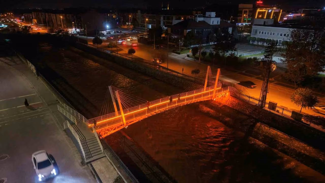 Düzce’de ikinci yaya köprüsü yenilenerek hizmete açıldı
