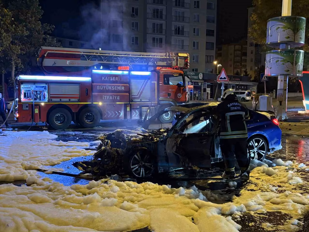 Kayseri’de park halindeki otomobile ve ağaca çarpan otomobil alev aldı: 1’i ağır, 2 yaralı