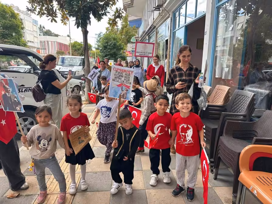 Bozyazı’da miniklerden cumhuriyet coşkusuna anlamlı yürüyüş