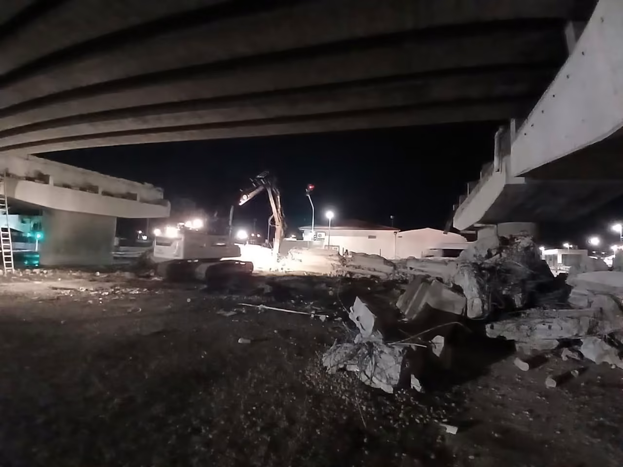 Reşadiye Viyadüğü’nde yıkım çalışmaları gece gündüz devam ediyor