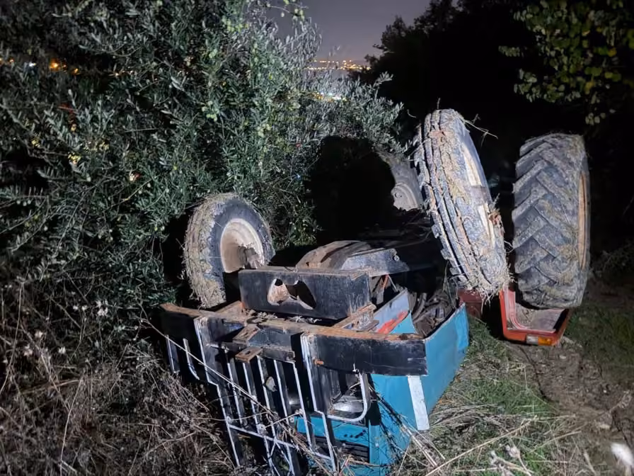 Altınözü’nde ters dönen traktörün altında kalan sürücü yaralandı