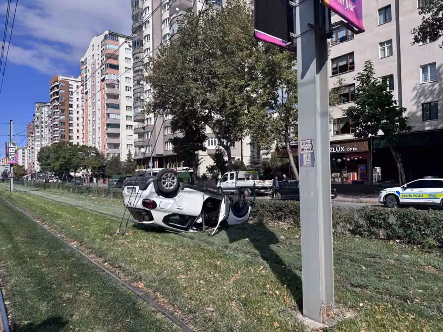 Kaza yapan otomobil takla atıp tramvay yoluna girdi: 1 yaralı