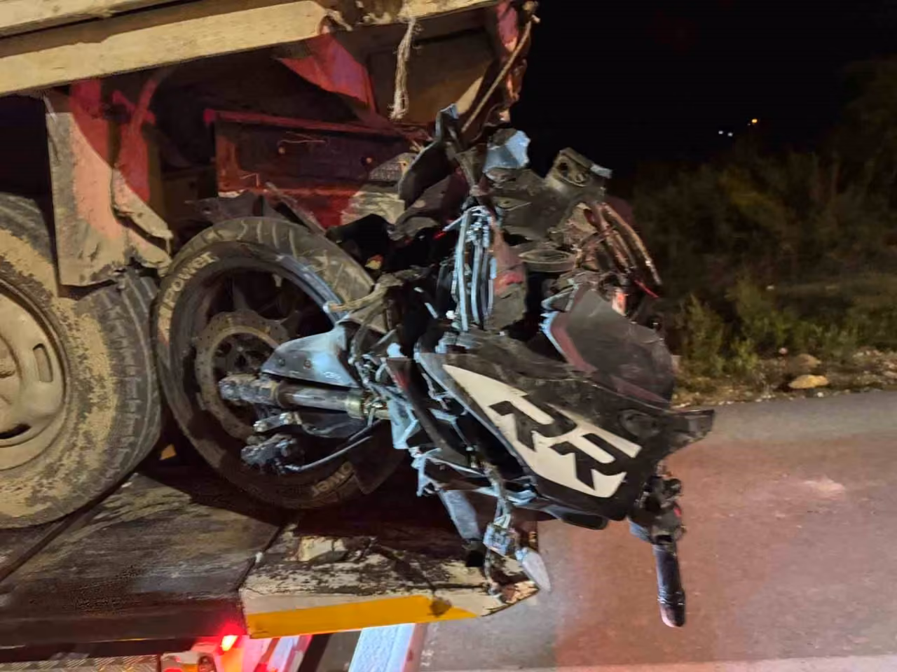 Pikapla çarpışan motosikletin 19 yaşındaki sürücüsü öldü