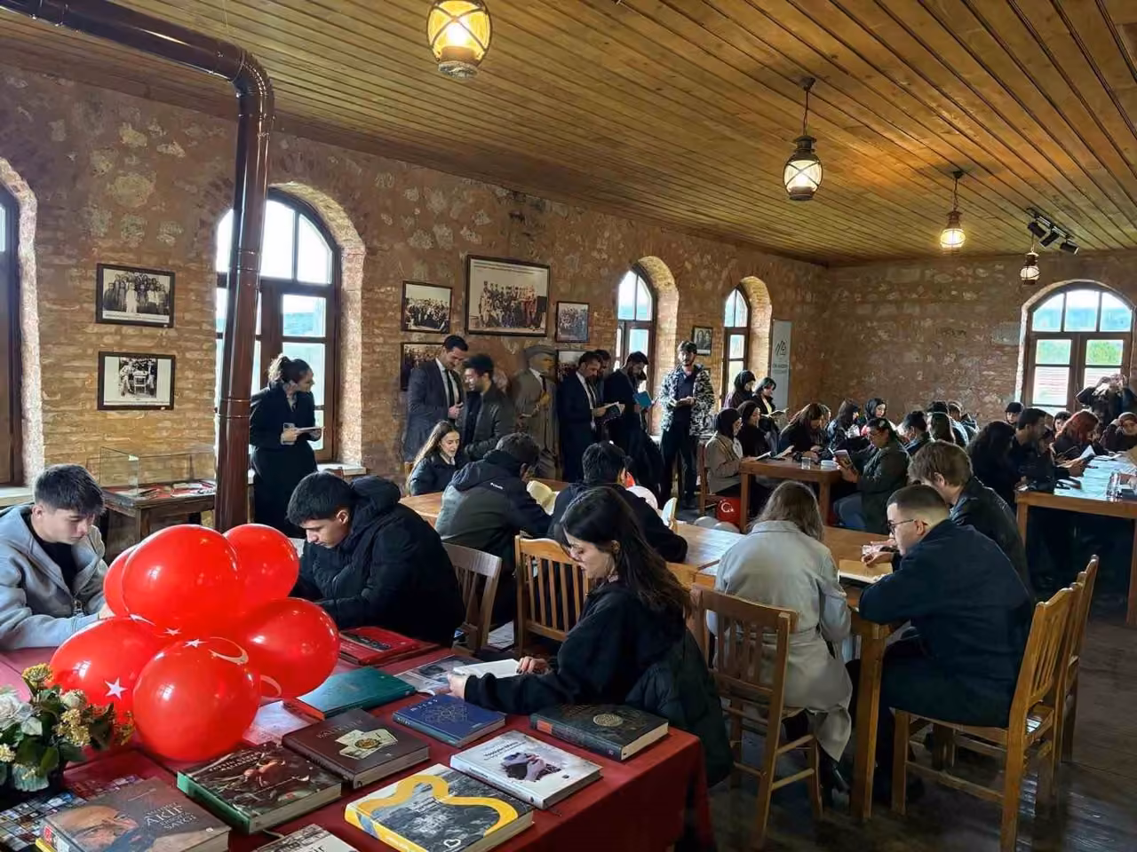 Üniversiteli öğrenciler tarihi Akbaş İlkokulunda kitap okudular